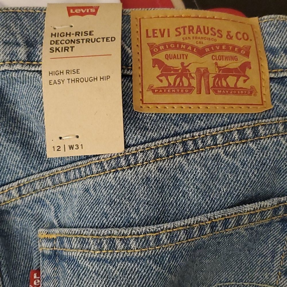 Levi's Women high-rise iconic mini jeans skirt. - Picture 7 of 9